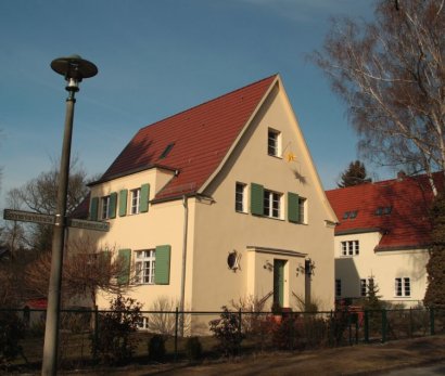 Front- und Seitenansicht Einfamilienhaus in der Siedlung Sonnenland