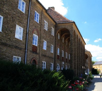 Wohnblock mit Pfeilerhalle in der Siedlung Friedrichsstadt